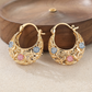 🌙 50% DE RÉDUCTION ✨ Boucles d'oreilles créoles croissant plaqué or – Détails en filigrane, fleurs en émail rose & bleu – Crochet sécurisé, style bohème chic – parfaites pour le quotidien ou les occasions spéciales 💖