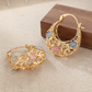 🌙 50% DE RÉDUCTION ✨ Boucles d'oreilles créoles croissant plaqué or – Détails en filigrane, fleurs en émail rose & bleu – Crochet sécurisé, style bohème chic – parfaites pour le quotidien ou les occasions spéciales 💖