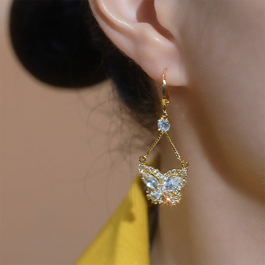 🦋 ACHETEZ 2, OBTENEZ 1 GRATUIT ! ✨ Boucles d'oreilles pendantes papillon scintillantes – Zircone cubique & plaqué or – Légères, élégantes – parfaites pour le quotidien ou les occasions spéciales 💎🌸